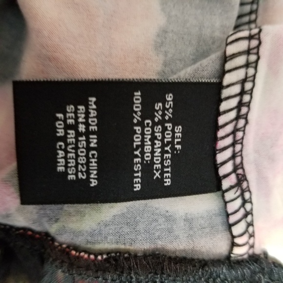 NWT. ZOE AND PHOEBE Floral Peplum Top. Size L. - Picture 7 of 8